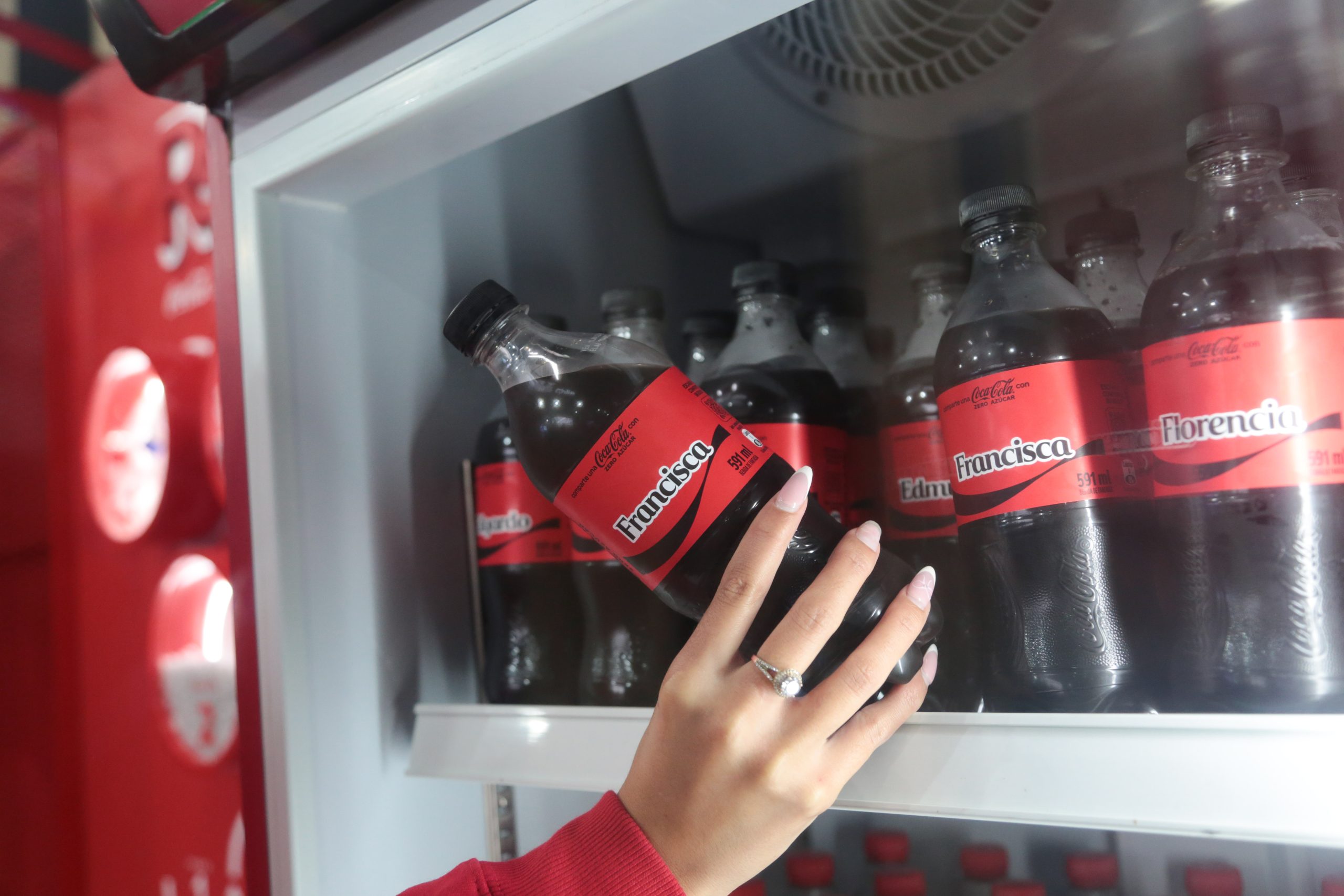 Latas y botellas con nombres personalizados